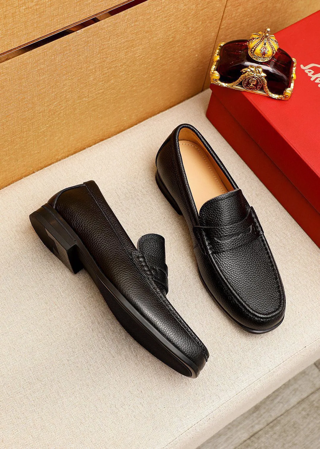 Men's shoes 💰480 💐 Product trademark: Ferragamo "Ferragamo" casual leather shoes Regular size: 38-44 (45🉑️customized) Product materials: Selected imported first-layer pebbled cowhide leather upper, imported water-dyed cowhide leather lining. Strong three-dimensional visual effect, original outsole color: 3⃣️seed leather materials available